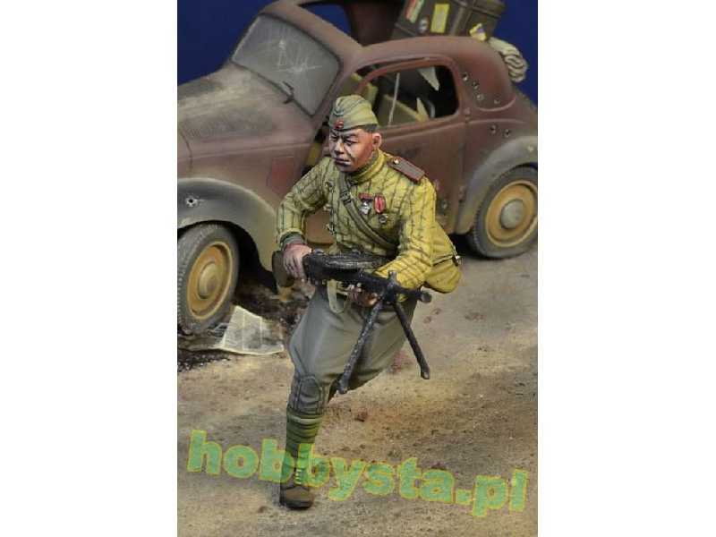 Soviet Trooper Running With Degtaryev Mg, Berlin1945 - zdjęcie 1 Soviet Trooper Running With Degtaryev Mg, Berlin1945 - zdjęcie 1