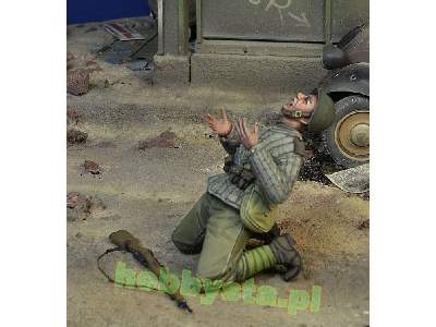 Dying Soviet Trooper, Berlin 1945 - zdjęcie 2