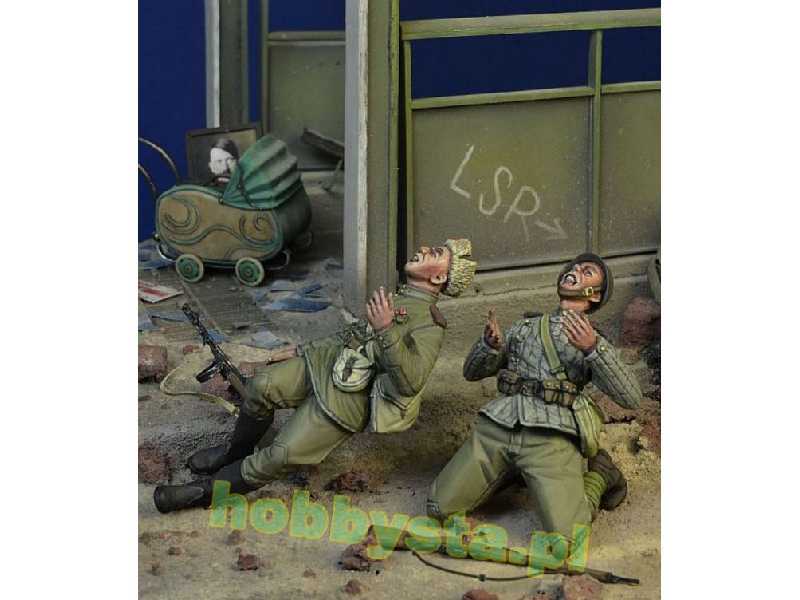 Soviet Troopers Killed In Action, Berlin 1945 - zdjęcie 1 Soviet Troopers Killed In Action, Berlin 1945 - zdjęcie 1
