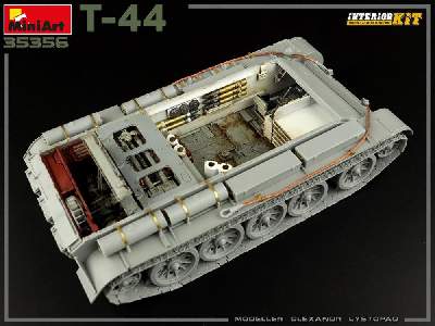 Czołg sowiecki T-44 z wnętrzem - zdjęcie 75