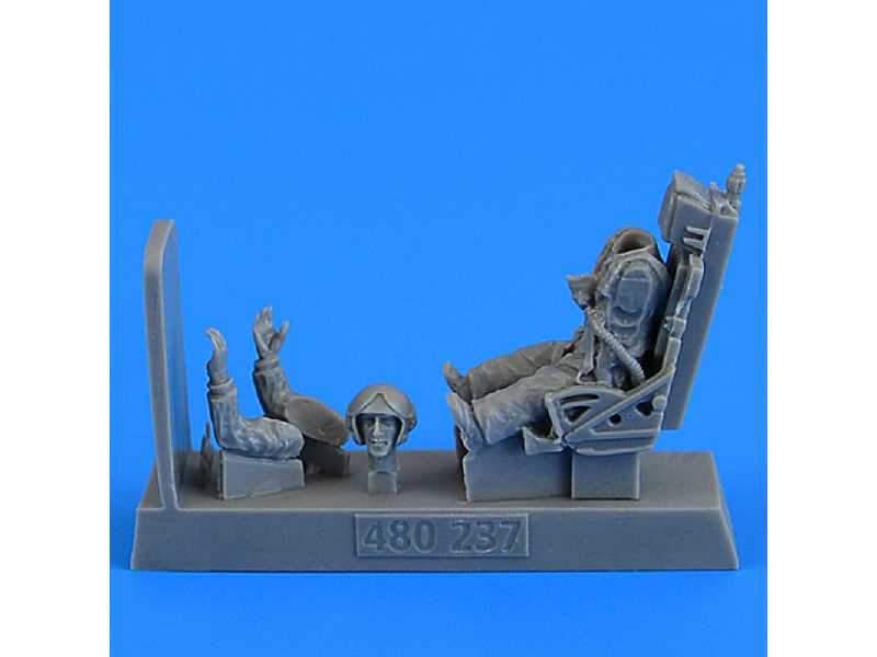 Soviet Fighter Pilot with ejection seat for MiG-19 Farmer - zdjęcie 1 Soviet Fighter Pilot with ejection seat for MiG-19 Farmer - zdjęcie 1