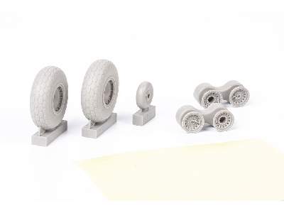 B-17 wheels oval tread 1/48 - Hong Kong Models - zdjęcie 4