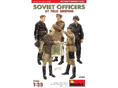 Sowieccy oficerowie na odprawie polowej - zdjęcie 1