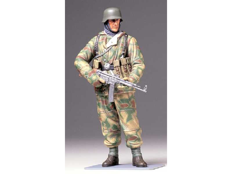 WWII German Infantryman (Reversible Winter Uniform) - zdjęcie 1 WWII German Infantryman (Reversible Winter Uniform) - zdjęcie 1