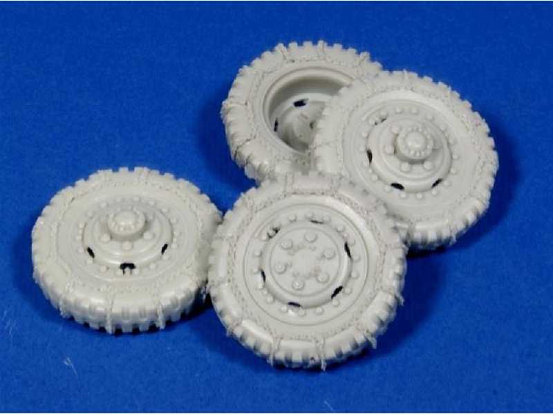Road Wheels With Chains For M3 Scout Car - zdjęcie 1 Road Wheels With Chains For M3 Scout Car - zdjęcie 1