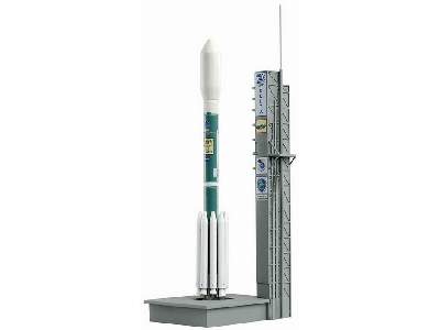 Delta II Rocket w/Launch pad - model gotowy - zdjęcie 1