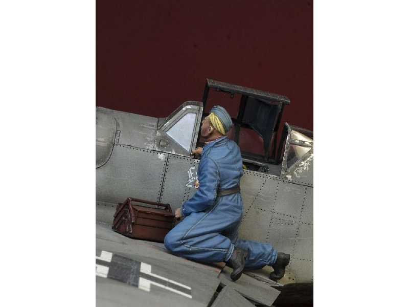 Luftwaffe Mechanic Kneeling On A Wing - zdjęcie 1