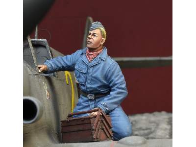 Luftwaffe Mechanic Kneeling On A Wing - zdjęcie 2