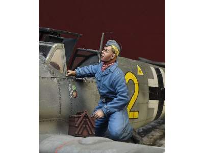 Luftwaffe Mechanic Kneeling On A Wing - zdjęcie 3