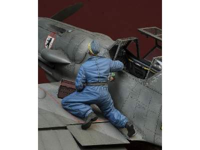 Luftwaffe Mechanic Kneeling On A Wing - zdjęcie 4