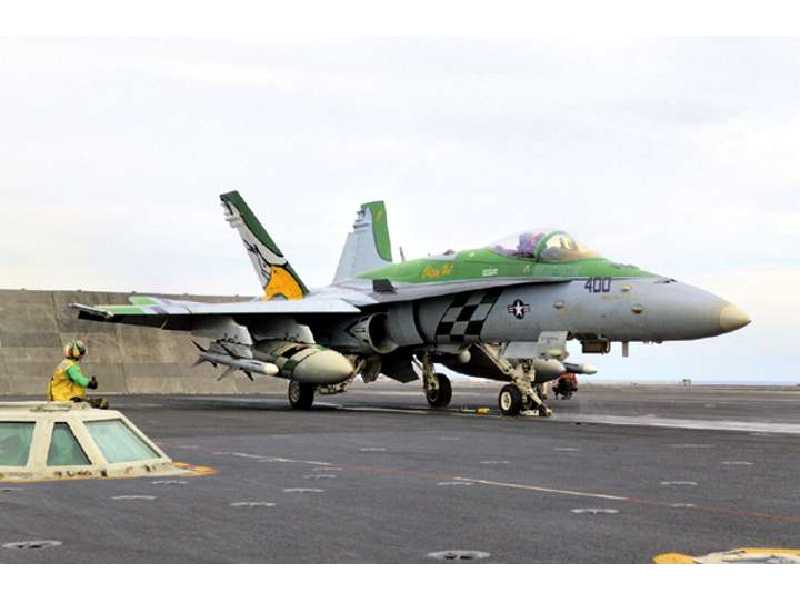 McDonnell Douglas F/A-18C Hornet Chippy Ho! 2009 - zdjęcie 1 McDonnell Douglas F/A-18C Hornet Chippy Ho! 2009 - zdjęcie 1