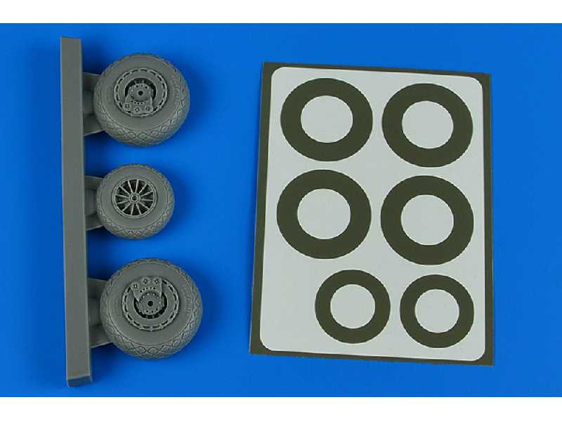 B-26K Invader wheels & paint masks - late - Diamond Pattern - zdjęcie 1 B-26K Invader wheels & paint masks - late - Diamond Pattern - zdjęcie 1