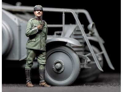 Italian Armoured Car Standing Officer - zdjęcie 3