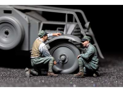 Italian Armoured Car Crew Changing Tire - zdjęcie 1