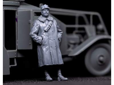 Italian Armoured Car Officer In Fur Greatcoat - zdjęcie 3