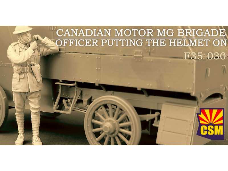 Canadian Motor Mg Brigade Officer Putting The Helmet On - zdjęcie 1 Canadian Motor Mg Brigade Officer Putting The Helmet On - zdjęcie 1