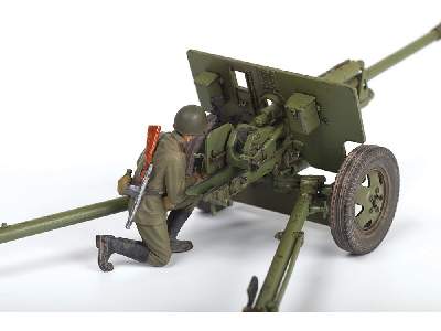 Radzieckie działo przeciwpancerne 76 mm Zis-3 z załogą - zdjęcie 3