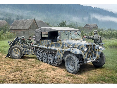 Sd. Kfz. 10 Demag D7 z działem piechoty 7,5 cm leIG 18 i obsługą - zdjęcie 1