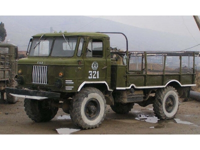 Radziecka terenowa ciężarówka wojskowa GAZ-66 - zdjęcie 12
