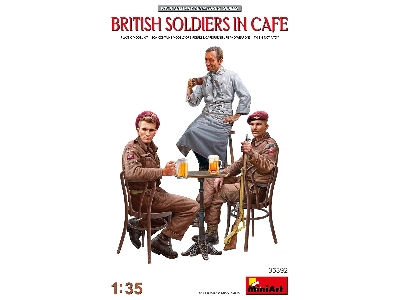 British Soldiers In Cafe - zdjęcie 1