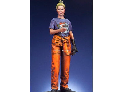 Modern Female Mechanic Jennifer - zdjęcie 2