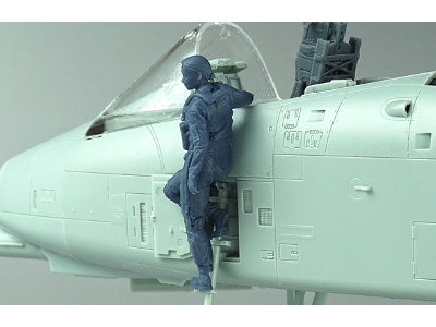 Us A-10c Female Pilot Standing On Ladder - zdjęcie 5