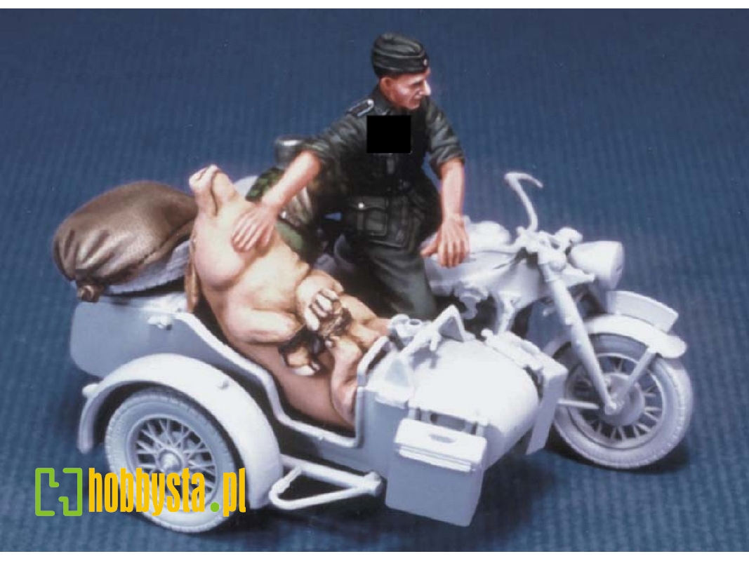German Motorcycle Rider With A Pig (WwⅡ) - zdjęcie 1 German Motorcycle Rider With A Pig (WwⅡ) - zdjęcie 1