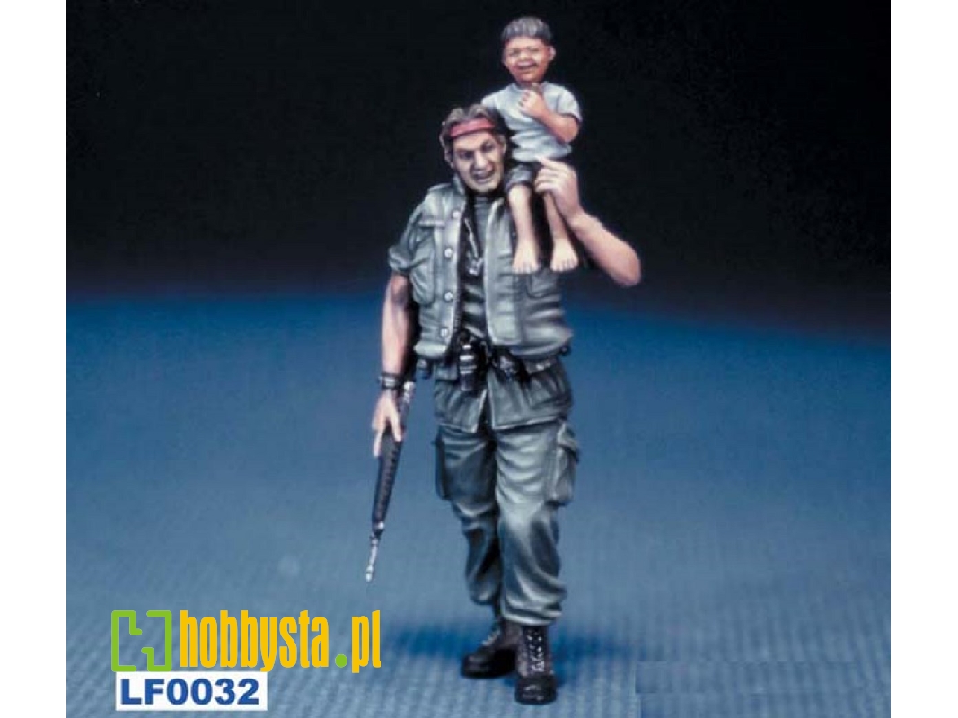 Us Soldier With Avietnamese Child On His Shoulder - zdjęcie 1 Us Soldier With Avietnamese Child On His Shoulder - zdjęcie 1