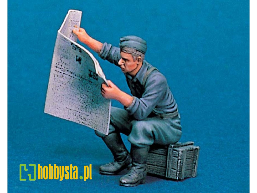 Reading Newspaper - zdjęcie 1 Reading Newspaper - zdjęcie 1