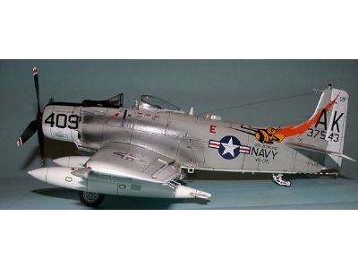 Douglas A-1H Skyraider U.S. Navy - zdjęcie 3