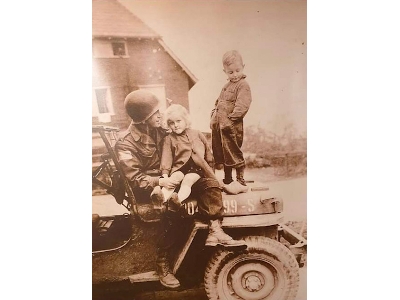 Us Paratrooper With Kids 1944-45 - zdjęcie 3