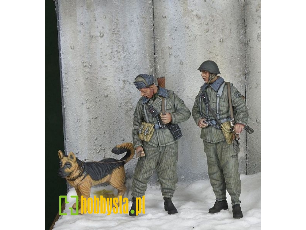East German Border Troops With Dog, Winter 1970-80's - zdjęcie 1 East German Border Troops With Dog, Winter 1970-80's - zdjęcie 1