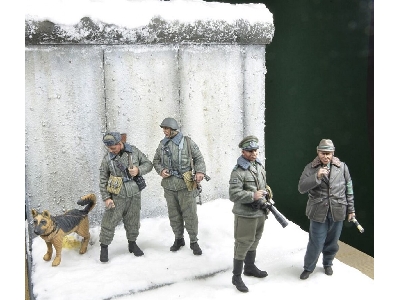 'the Wall' - Ddr Grenztruppen, East German Border Troops, Berlin, Winter 1970-80's - zdjęcie 4