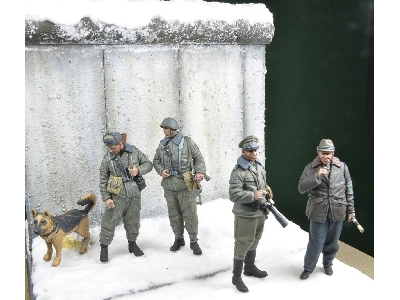 'the Wall' - Ddr Grenztruppen, East German Border Troops, Berlin, Winter 1970-80's - zdjęcie 4