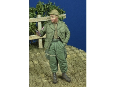 Us Paratrooper Giving Chocolate Bar 1944-45 - zdjęcie 1