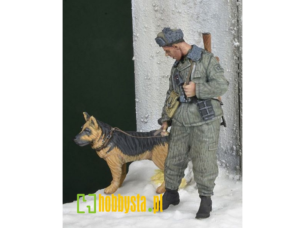 East German Border Trooper With Dog, Winter 1970-80's - zdjęcie 1 East German Border Trooper With Dog, Winter 1970-80's - zdjęcie 1