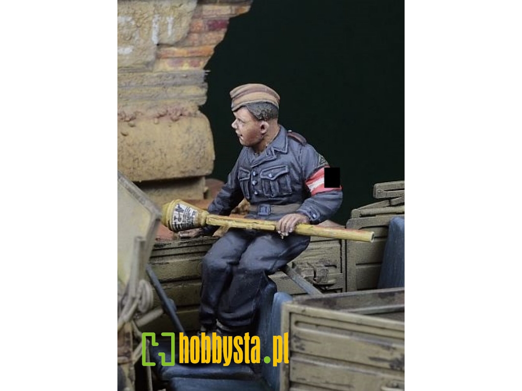 Hitlerjugend Boy With Panzerfaust, Germany 1945 - zdjęcie 1 Hitlerjugend Boy With Panzerfaust, Germany 1945 - zdjęcie 1
