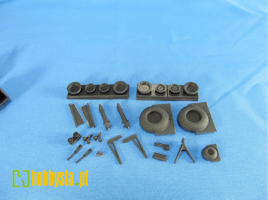 Boeing B-17 F/G Flying Fortress - Wheels With Covers (For Monogram And Revell Kits) - zdjęcie 1 Boeing B-17 F/G Flying Fortress - Wheels With Covers (For Monogram And Revell Kits) - zdjęcie 1