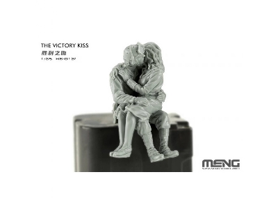The Victory Kiss (2 Figures) - zdjęcie 1