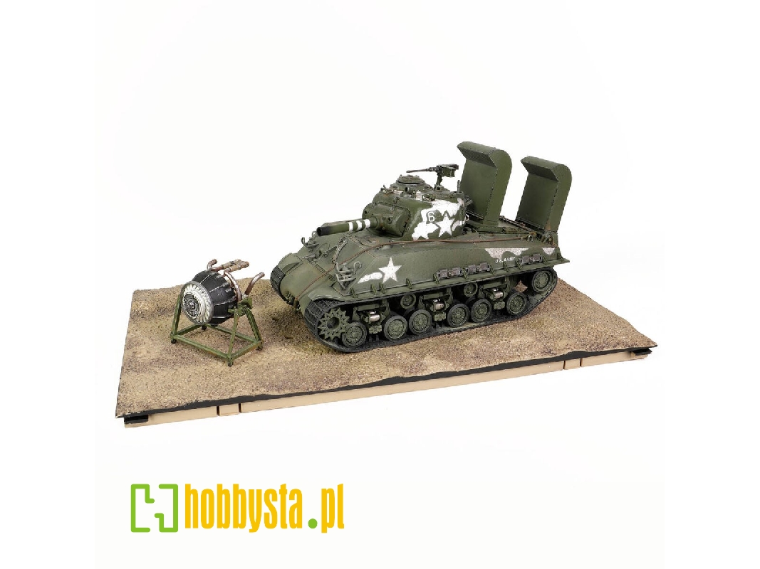 U.S. Medium Tank Sherman M4e8 (105) Hvss With Deep Wading Gear (Engine Plus Series) - zdjęcie 1 U.S. Medium Tank Sherman M4e8 (105) Hvss With Deep Wading Gear (Engine Plus Series) - zdjęcie 1