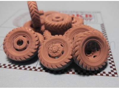 Wheels For Diamond T 4-ton 6x6 Truck, Directional Tread - zdjęcie 3