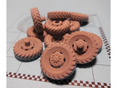 Wheels For Diamond T 4-ton 6x6 Truck, Directional Tread - zdjęcie 4