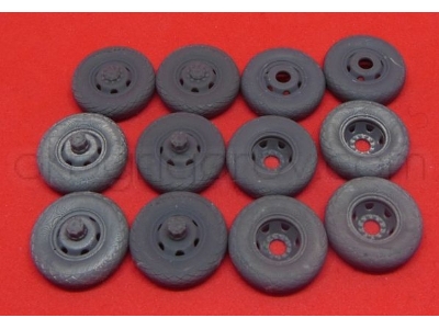 Wheels For Diamond T 4-ton 6×6 Truck, Military Desert - zdjęcie 1