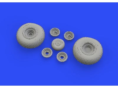 B-17F wheels diamond tread 1/48 - EDUARD - zdjęcie 5