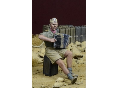Dak Soldier Playing Accordion, North Africa 1941-43 - zdjęcie 1
