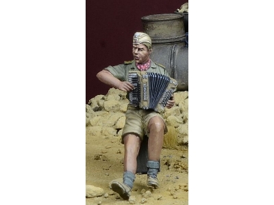 Dak Soldier Playing Accordion, North Africa 1941-43 - zdjęcie 3