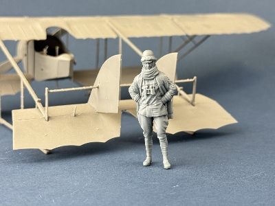 Italian Airman In Roold Helmet - zdjęcie 3