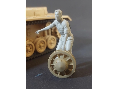 German Tank Mechanic At Work No. 2 - zdjęcie 1