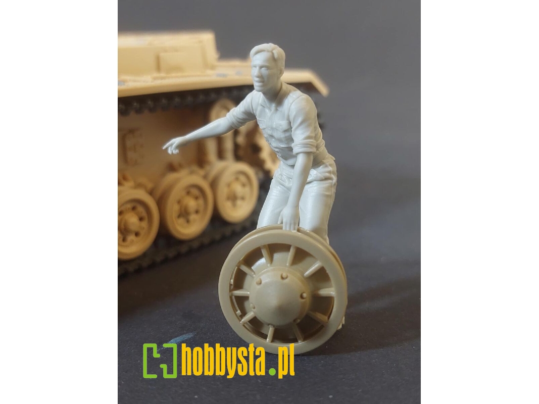 German Tank Mechanic At Work No. 2 - zdjęcie 1 German Tank Mechanic At Work No. 2 - zdjęcie 1