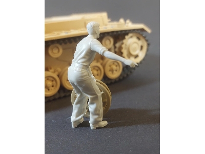German Tank Mechanic At Work No. 2 - zdjęcie 2
